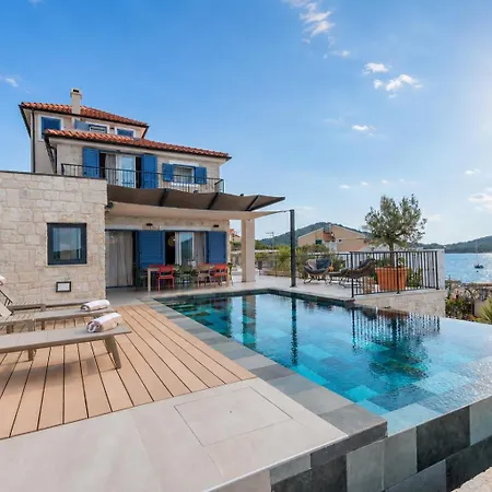 Luxury Seafront With Private Pool Villa *