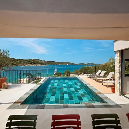 Luxury Seafront With Private Pool *