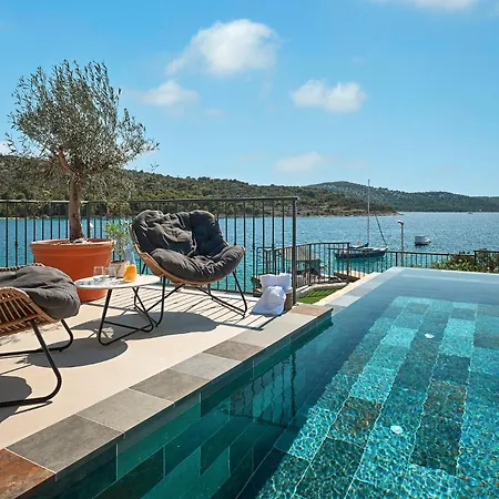 Luxury Seafront With Private Pool Villa
