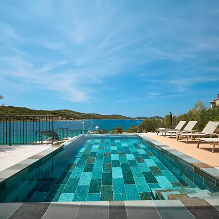 Luxury Seafront With Private Pool Villa *