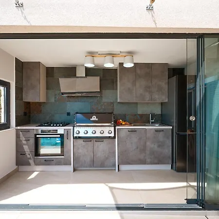 Luxury Seafront With Private Pool *
