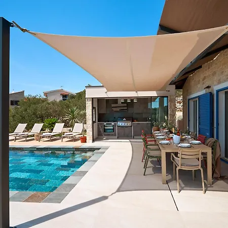 Villa Luxury Seafront With Private Pool