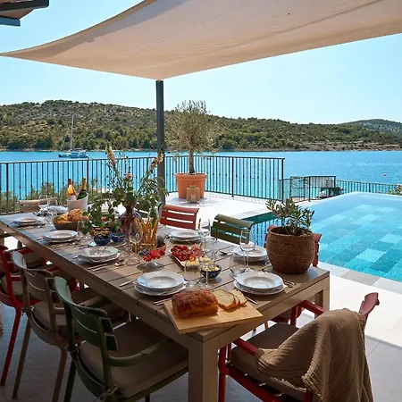 Villa Luxury Seafront With Private Pool *
