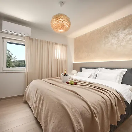 Villa Luxury Seafront With Private Pool *