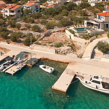 Villa Luxury Seafront With Private Pool *