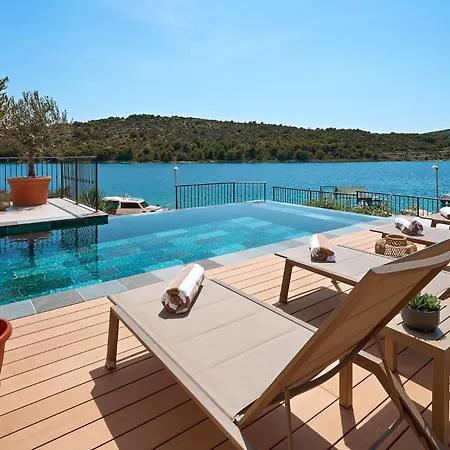 Luxury Seafront With Private Pool Villa *