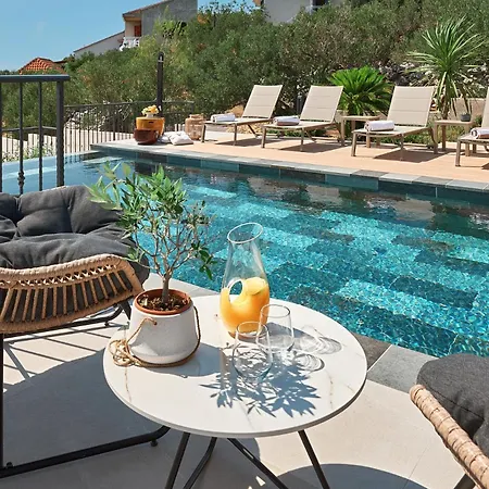Villa Luxury Seafront With Private Pool *