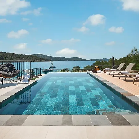 Villa Luxury Seafront With Private Pool