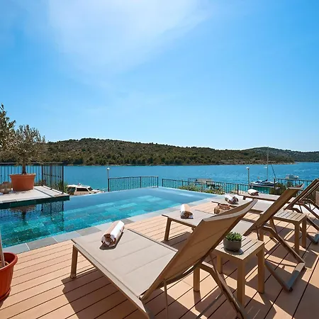 Villa Luxury Seafront With Private Pool