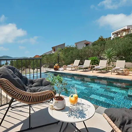 Luxury Seafront With Private Pool *
