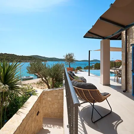Villa Luxury Seafront With Private Pool
