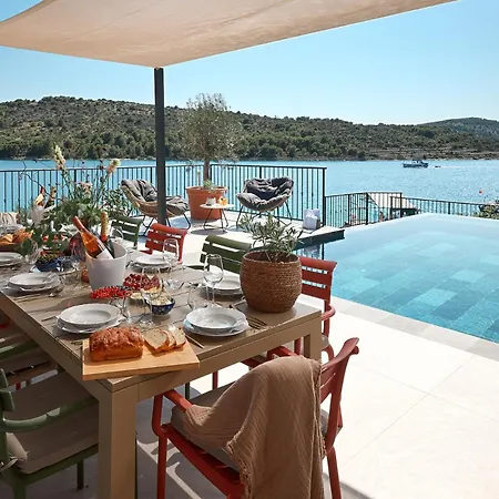 Villa Luxury Seafront With Private Pool