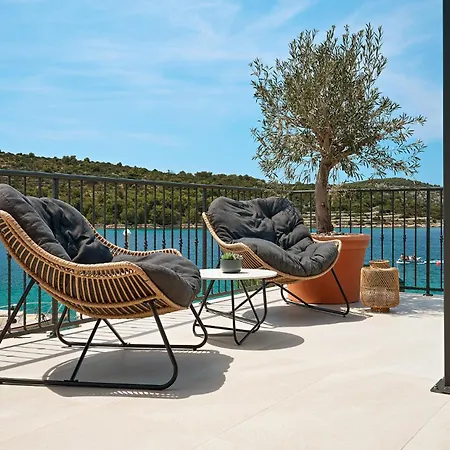 Villa Luxury Seafront With Private Pool *