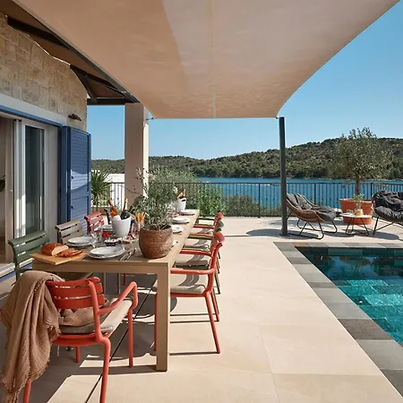 Villa Luxury Seafront With Private Pool