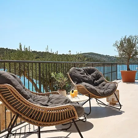 Luxury Seafront With Private Pool *