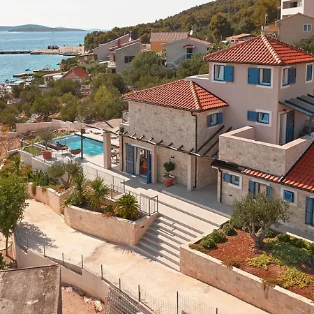 Luxury Seafront With Private Pool *