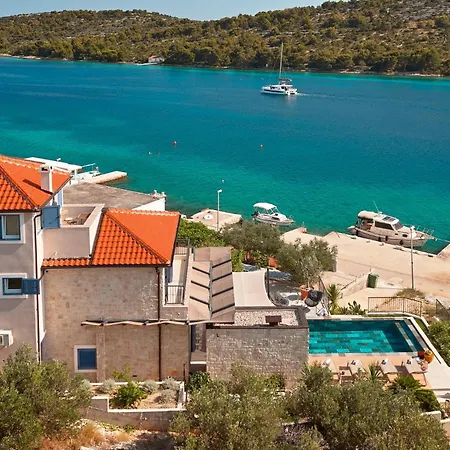 Luxury Seafront With Private Pool