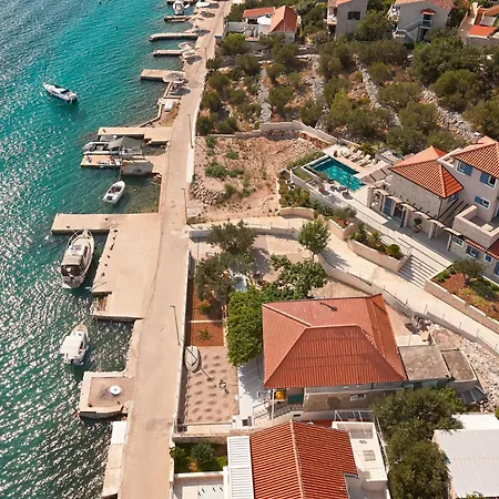 Luxury Seafront With Private Pool