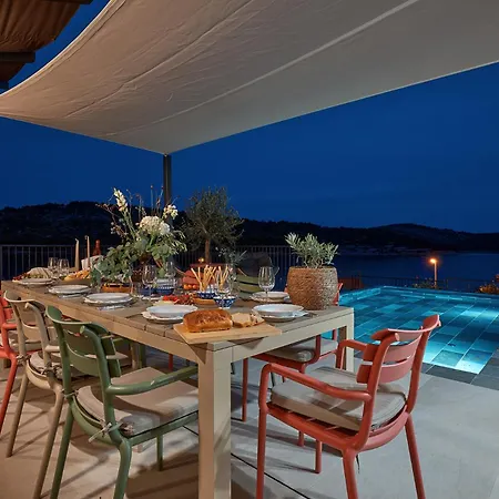 Villa Luxury Seafront With Private Pool *